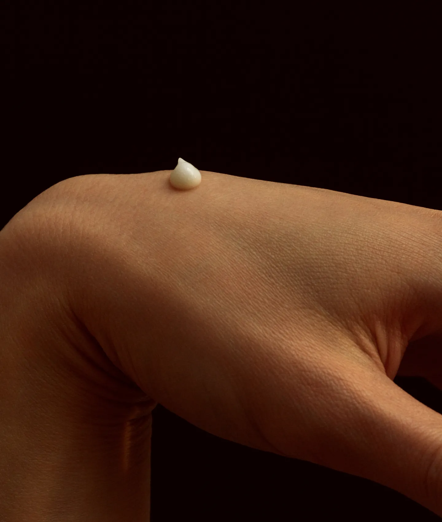 DON’T TOUCH MY RETINOL
Наносите небольшое количество сыворотки на ночь на кожу лица и шеи — после очищения и перед основным уходом. Если вы пользуетесь ретинолом впервые, начните с 2-3 раз в неделю и постепенно увеличивайте частоту применений.
Внутри капсула с рефилом, после использования вставьте новую и продлите жизнь упаковке.
В первое время кожа может немного краснеть и шелушиться — это нормально, она адаптируется к ретинолу. Если раздражение не проходит, попробуйте смешать сыворотку с увлажняющим кремом, чтобы действие было мягче. Также в первый месяц могут обостриться воспаления, но если так продолжается дольше, сыворотку лучше отложить.
Пользуясь ретинолом, обязательно защищайте кожу от солнца кремом с SPF 30 и больше. Перед применением во время беременности и грудного вскармливания проконсультируйтесь с врачом.
DON’T TOUCH MY VITAMIN C
Наносите утром и/или вечером небольшое количество сыворотки на очищенную кожу лица и шеи перед применением увлаж