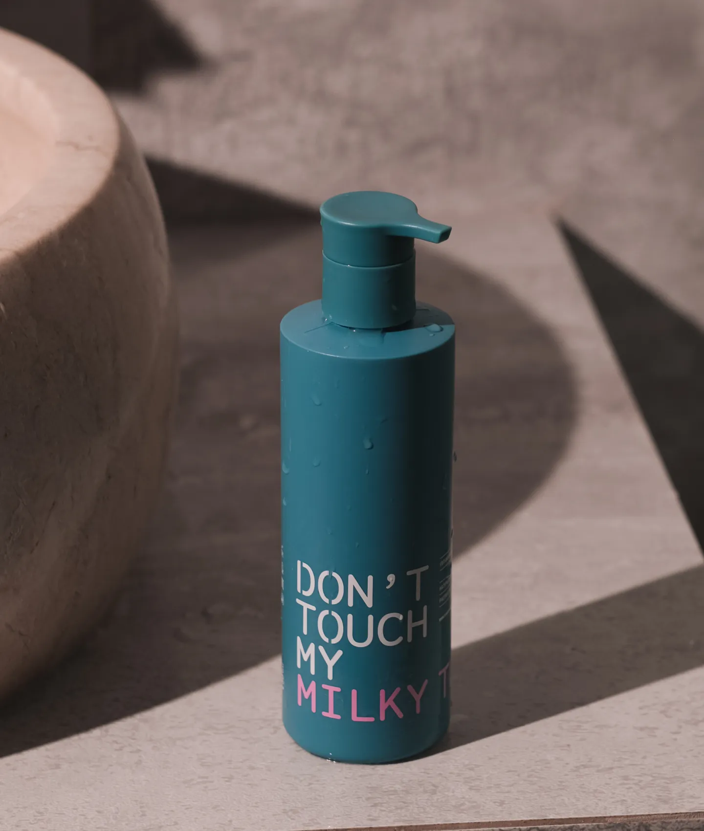 Увлажняющие кремы MOISTURIZER RICH&LIGHT успели полюбиться тысячам наших покупателей. Поэтому мы создали ещё одну текстуру -- лёгкую, но не менее эффективную. MILKY TONER — нежный тонер с функциями увлажняющего крема, который защищает от обезвоживания, восстанавливает защитный барьер и снимает раздражения. Продукт создан для тех, кто всегда в поиске эффективного, но не тяжёлого увлажнения и самого комфортного в нанесении продукта. У лосьона мягкая и нежная молочная текстура, которая ощущается как смягчающая ванна.