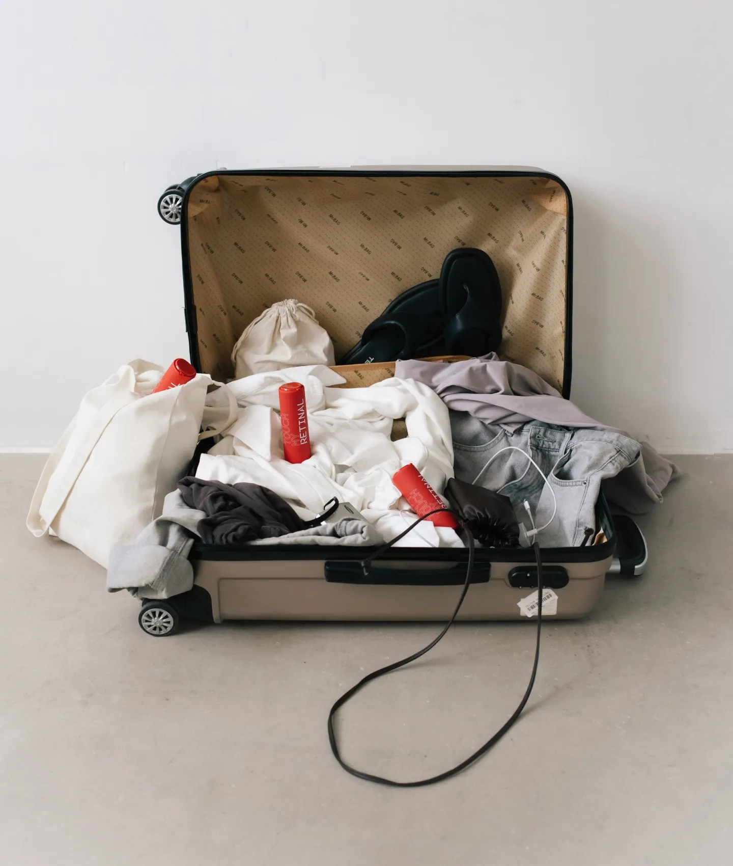 Ярко-жёлтый цвет сыворотки обусловлен цветом ретиналя.

Ретиналь — это активная форма витамина А, которая работает против воспалений, пигментных пятен, постакне и возрастных изменений. Эта сыворотка с концентрацией 0.05% действует быстрее и сильнее ретинола 0.4%.

Формула средства сбалансирована растительными церамидами и центеллой азиатской. Эти компоненты поддерживают защитный барьер и снимают раздражение, которое может возникнуть при использовании активов.