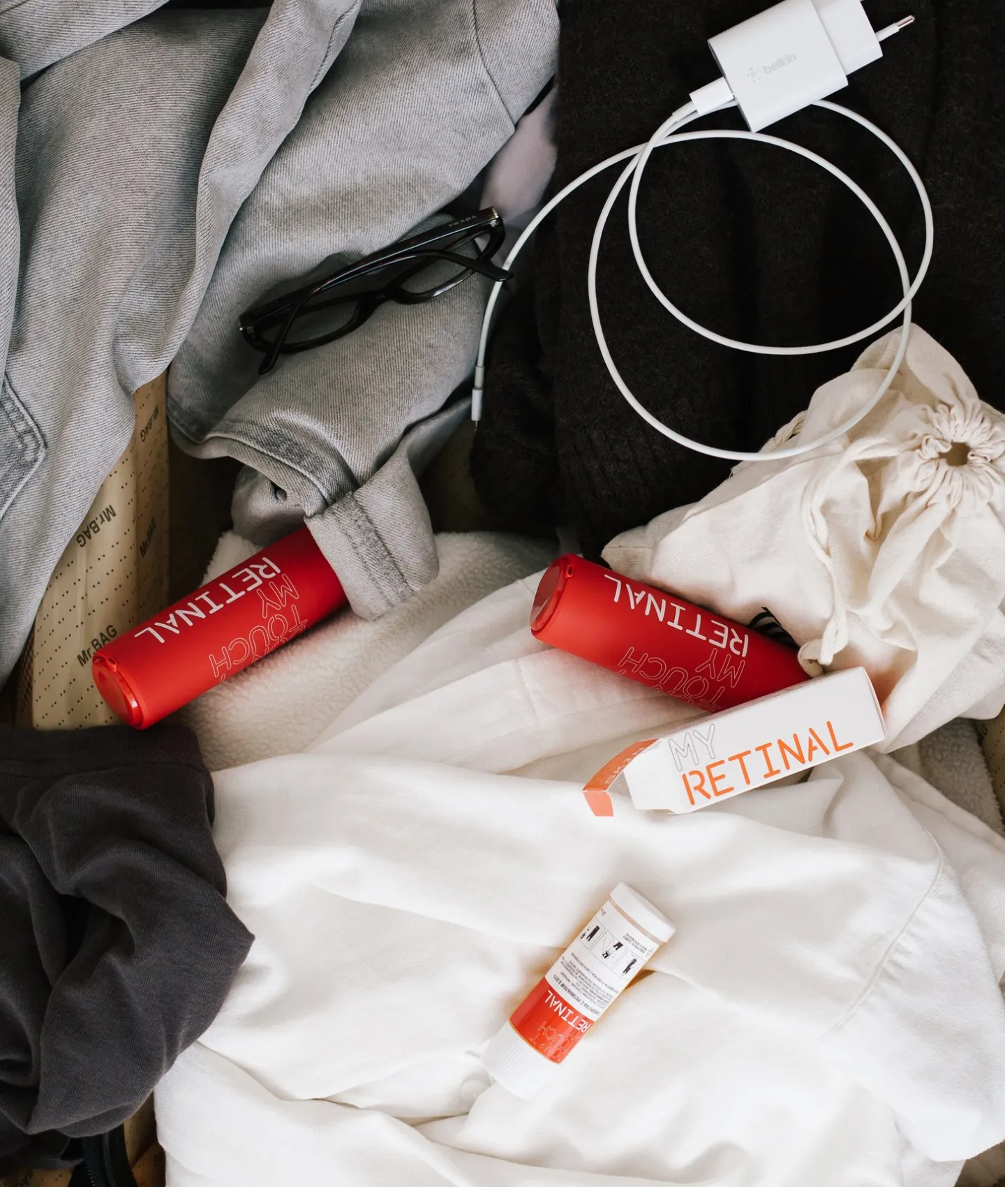 Нанесите небольшое количество сыворотки с ретиналем на очищенную кожу лица перед увлажнением.

Если вы раньше не пользовались средствами с ретинолом и ретиналем, то начинайте с 2-3 раз в неделю, постепенно увеличивайте частоту. Первое время могут появляться покраснения и шелушения — это нормальная реакция, так как кожа адаптируется к новому компоненту.

Защищайте кожу кремом с SPF 30 и выше.

Перед применением во время беременности и грудного вскармливания проконсультируйтесь с врачом.

Обратите внимание, что внутри находится капсула с рефилом. Когда сыворотка закончится, сохраните флакон и вставьте в него новый рефил.