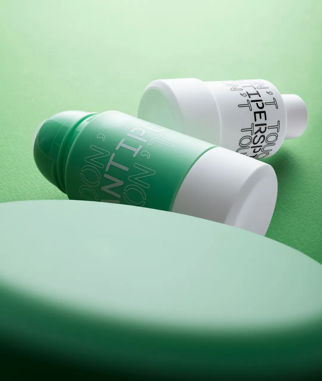 Это — капсула с рефилом. Она используется только вместе с основным флаконом. Если у вас ещё нет его, приобретите продукт в стартовом формате. Когда он закончится, сохраните флакон с крышкой и вставьте в него новый рефил.
Такая система позволяет экономить — рефил дешевле, чем средство во флаконе. А если оформить на него подписку, то покупка станет выгоднее ещё на 30%.
Покупая рефилы, вы продлеваете жизнь банке и сокращаете количество потребляемого пластика. Рефил и крышку от него можно сдать в переработку.