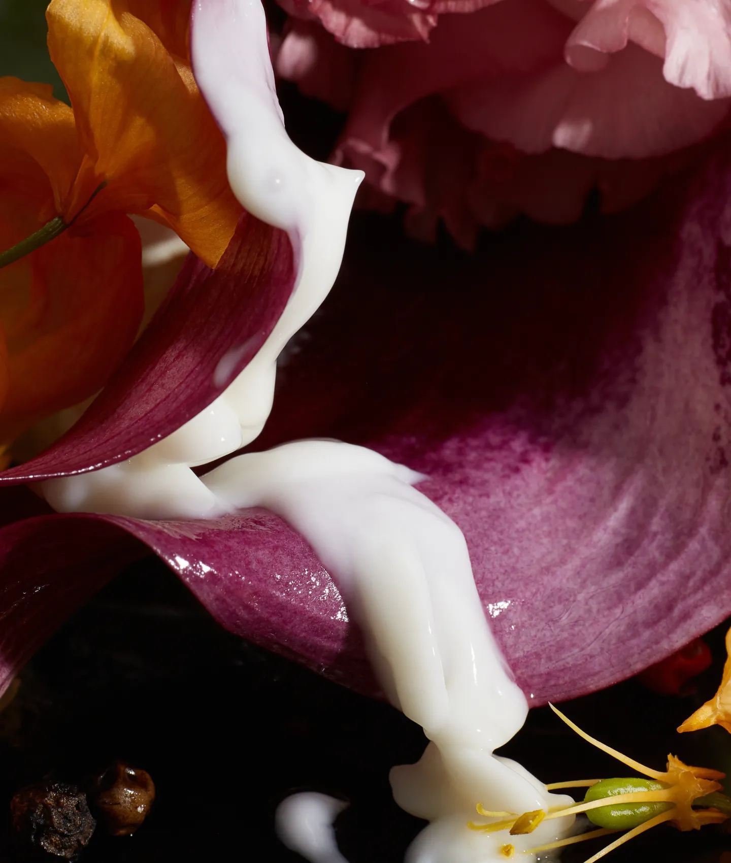 Вставьте капсулу с рефилом в упаковку.
Наносите на ночь небольшое количество сыворотки на чистую кожу лица и шеи. После впитывания используйте любой увлажняющий крем. Сначала применяйте два-три раза в неделю, при необходимости увеличивайте частоту. При применении сыворотки обязательно использовать защиту от солнца с SPF не меньше 30.
Легкая краснота и шелушение в первые недели использования являются нормой – кожа адаптируется к действию ретинола. Если раздражение не проходит, используйте сыворотку реже и перед нанесением смешивайте с увлажняющим кремом. На коже, склонной к воспалениям, сыворотка может вызвать обострение в первые недели использования. Оно обычно проходит в течение месяца. Если обострение сохраняется дольше, а воспаления появляются в нетипичных местах, прекратите использование сыворотки.
Перед применением во время беременности и грудного вскармливания проконсультируйтесь с врачом.
Если вы впервые пробуете ретинол, то начните с сыворотки DON'T TOUCH MY RETINOL с 0,4% 