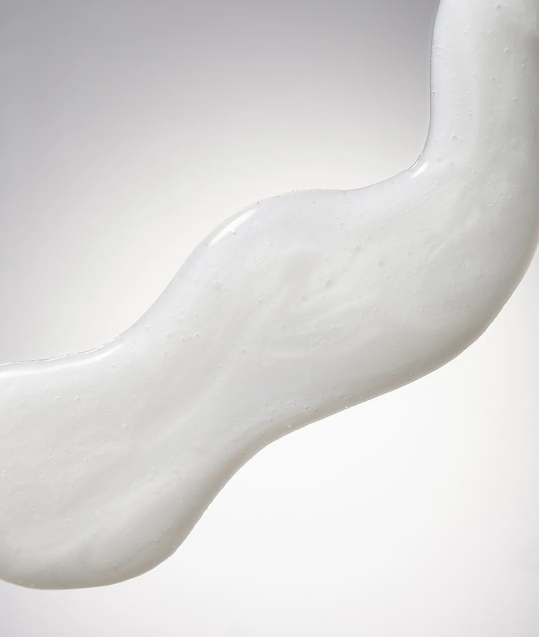 Внутри флакона находится капсула с рефилом. Когда дезодорант-антиперспирант закончится, замените рефил на новый и повторно используйте банку. Так вы продлите жизнь упаковке и сократите количество потребляемого пластика.
Такая система позволяет экономить — рефил дешевле, чем средство во флаконе. А если оформить на него подписку, то покупка станет выгоднее ещё на 30%.
Рефил и крышку от него можно сдать в переработку.